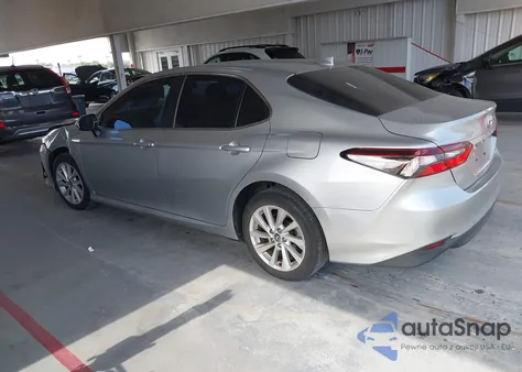 2021 Toyota Camry Le z USA, uszkodzony, nr VIN 4T1C11AKXMU569254